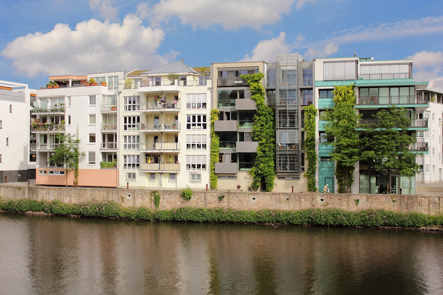 Häuserrreihe an der Fulda in Kassel Unterneustadt.