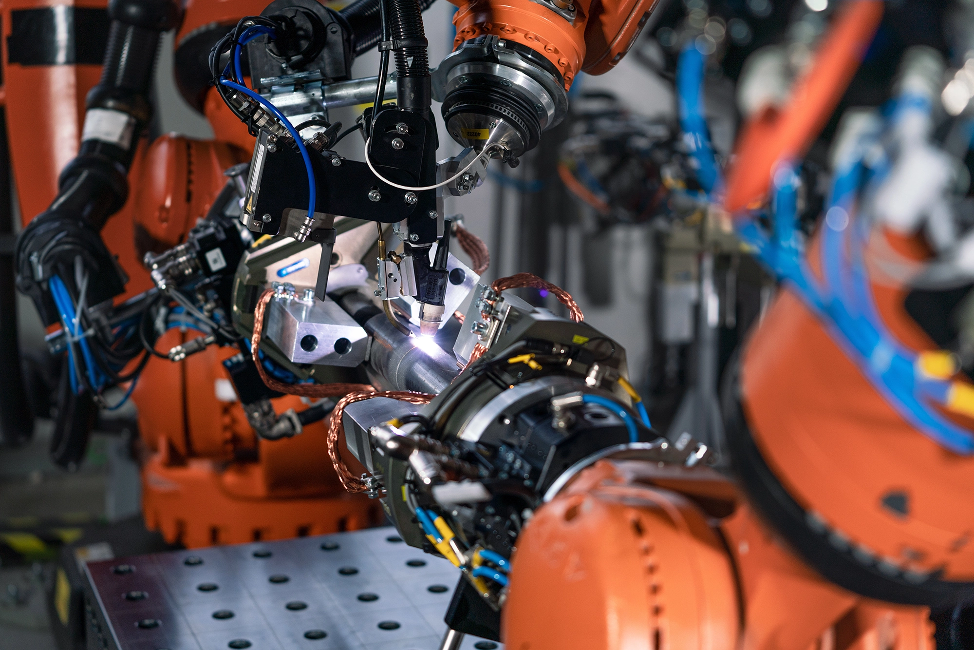 Roboterarm in einer Industriefabrik. Automatisierte Produktionszelle.